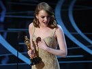 Emma Stone pebírá cenu pro nejlepí hereku v hlavní roli (27. února 2017).