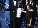 Reisér Barry Jenkins a producentka Adele Romanski slaví Oscara za nejlepí...