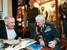 Generál Emil Boek slavil 94.narozeniny. Dostal speciální hodinky.