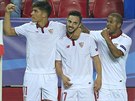 VEDEME. Fotbalisté Sevilly se radují z gólu Pabla Sarabii (druhý zleva), který...