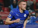 Útoník Leicesteru Jamie Vardy slaví branku v zápase na hiti Sevilly.