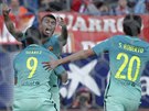 Rafinha z Barcelony slaví v objetí Luise Suáreze gól do sít Atlétika Madrid.