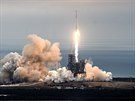 Raketa Falcon 9 letí z historické startovací rmapy 39A na mysu Canaveral.