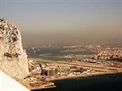 Gibraltar Airport vyhlíí zpoza Skály. Pro pedstavu rizika turbulencí výstiný...