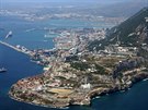 Gibraltarská skála - vepředu oblast zvaná Europa point s bílou mešitou.