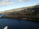 Vzletová a přistávací dráha letiště Funchal na ostrově Madeira.