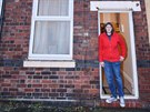 Rachel Robertsová stojí ped svým domem v anglickém mst Stoke-on-Trent. 