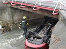 Auto kvli namrzl silnici skonilo a v potoce Blovka pod mostem ve Velkch...