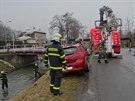 Auto kvli namrzl silnici skonilo a v potoce Blovka pod mostem ve Velkch...