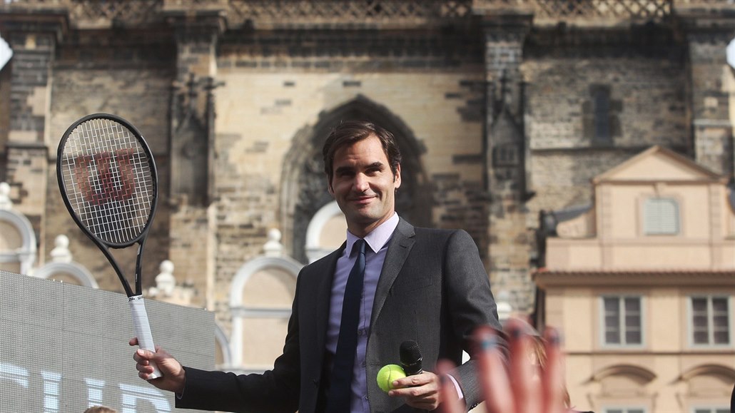 Roger Federer při setkání s fanoušky na Staroměstském náměstí v Praze.