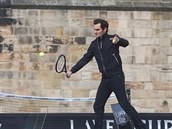 EXHIBIN PINKN. Roger Federer (vpravo) a Tom Berdych pi projce na...