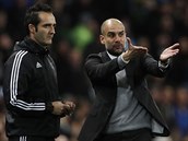 COPAK TO NEVID͊? Pep Guardiola mohutn gestikuluje u tvrtho rozhodho.