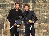 Federer hrl tenis na Vltav, balon odehrl i mezi nohama