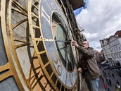 Samotný orloj lešení přikryje až příští rok, na snímku je orlojník Petr Skála.