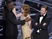 Zmatek během předávání hlavní ceny. Ryan Gosling (vpravo) a Emma Stone jsou na...