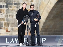 Roger Federer (vpravo) a Tom Berdych pi projce na Vltav. (2017)