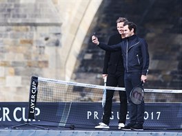 SPOLEN SELFIE. Roger Federer (vpravo) a Tom Berdych pi propagaci Laver...