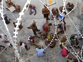 VZNI. V haitské vznici v hlavním mst Port-au-Prince utíká as velmi pomalu....