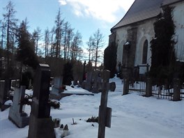 Hřbitov ve Velharticích láká milovníky záhad v každé roční době.