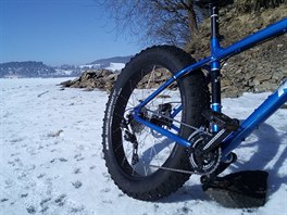 V půjčovně sportovních potřeb na Lipně si můžete půjčit sněžné kolo.