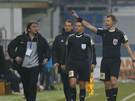 Rozhodčí Jiří Houdek gestikuluje během utkání Slovácko - Jablonec.