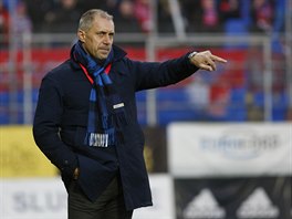 Plzeňský trenér Roman Pivarník udává pokyny.