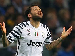 Dani Alves z Juventusu oslavuje gl do st Porta v osmifinle Ligy mistr.