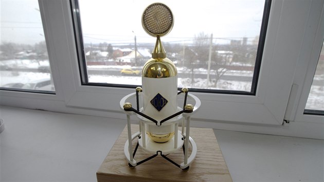 Americký muzikant vyrábí spolu s ruským fanouškem luxusní mikrofony. Na fotce příklad modelu ve tvaru rakety s názvem Sojuz SU-017. (9.2. 2017)