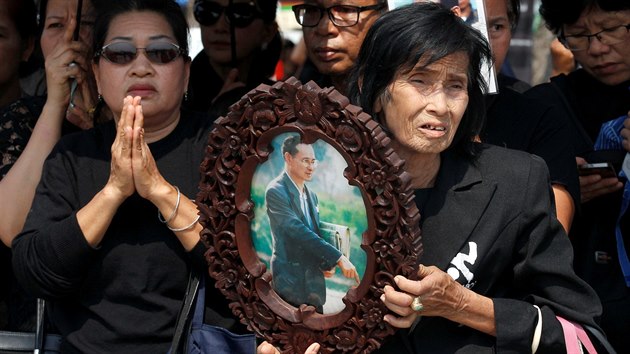 Thajci truchl i nkolik msc po smrti milovanho krle Pchmipchona Adundta. (27.nora 2017)