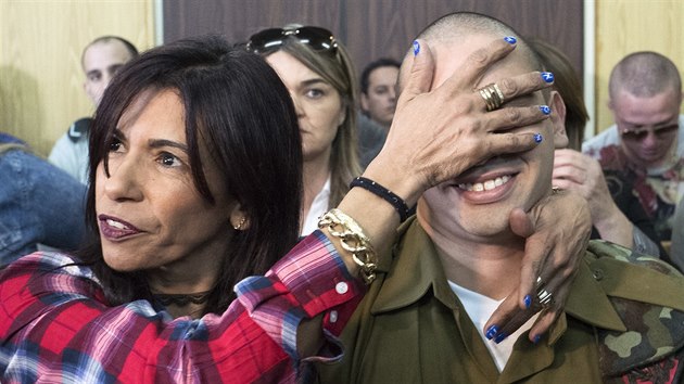 Elor Azaria a jeho matka ped vojenskm soudem v Tel Avivu (21. nora 2017)