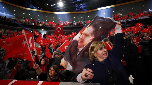 Mtink tureckho premira Binaliho Yildirima v Oberhausenu, kde nmeck Turky pesvdoval o poteb zaveden prezidentskho systmu v jejich star vlasti (18. nora 2017)