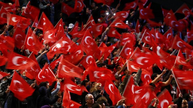 M�tink tureck�ho premi�ra Binaliho Yildirima v Oberhausenu, kde n�meck� Turky p�esv�d�oval o pot�eb� zaveden� prezidentsk�ho syst�mu v jejich star� vlasti (18. �nora 2017)