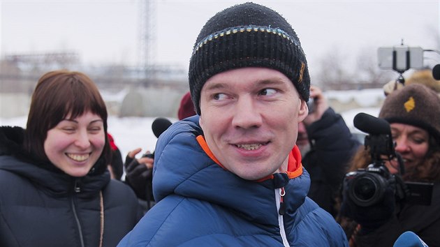 Rusk opozin aktivista Ildar Dadin po proputn z vzen Rubcovsk v Altajskm kraji (26. nora 2017)