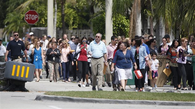 Policie kvli hrozb bombou evakuovala idovsk komunitn centrum v Davie na Florid (27. nora 2017)