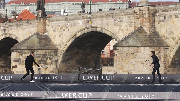 PINKN NA VLTAV. Roger Federer (vpravo) a Tom Berdych pi propagaci Laver Cupu.