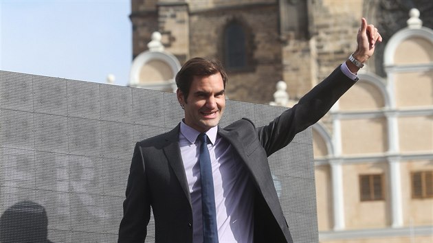 USMVAV ELEGN. Roger Federer pi setkn s fanouky na Staromstskm nmst v Praze.