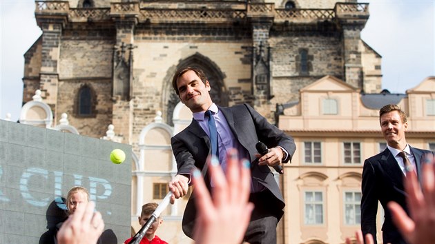 LEGENDA V PRAZE. Roger Federer posl tenisk mez fanouky na Staromstskm nmst. Za nm vykukuje Tom Berdych.