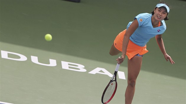 Šuaj Pcheng podává v 1. kole turnaje v Dubaji.