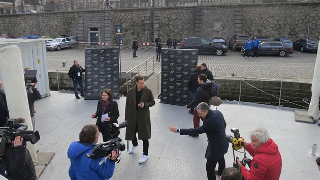 Tom Berdych obklopen fotografy ek na pchod Rogera Federera.