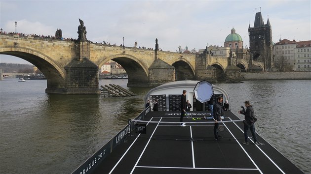 PED ZPASEM. Tom Berdych a Roger Federer se chystaj na exhibin pinkn na palub lodi.