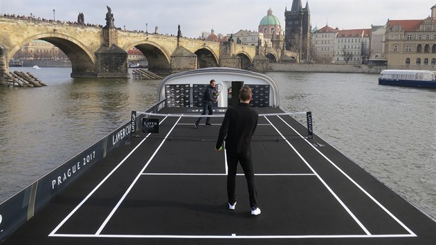 Tom Berdych a Roger Federer pi exhibinm pinkn na palub lodi.