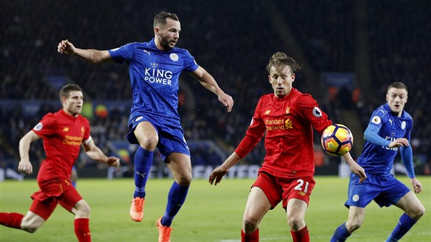 Ve vskoku je Danny Drinkwater z Leicesteru, s vydenm vrazem pihl Lucas Leiva z Liverpoolu.