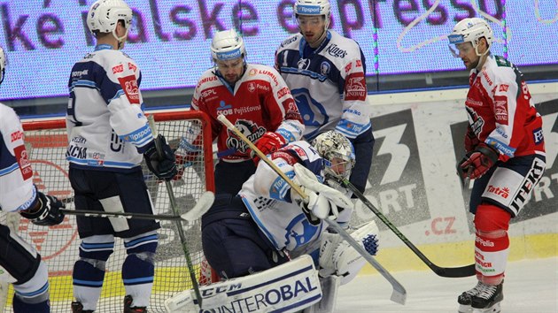 Momentka z duelu Plze (bl) vs. Pardubice.