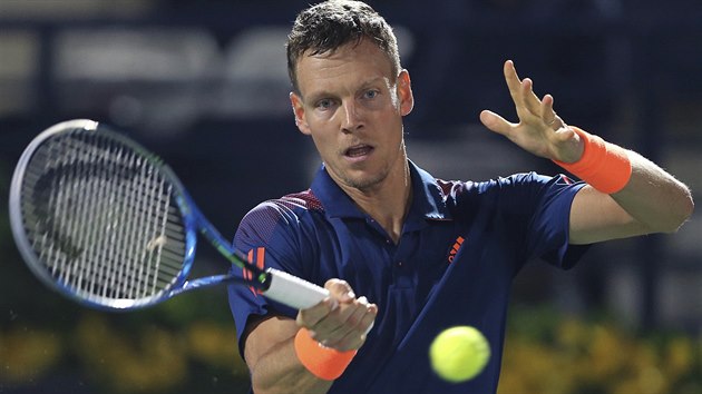 Tom Berdych na turnaji v Dubaji v duelu s Lukem Rosolem.