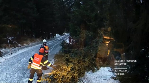 Hasii v Karlovarskm kraji odklzeli hlavn stromy, kter polmal vtr.