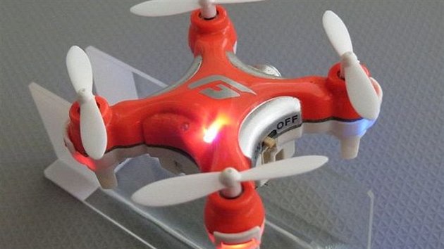 Miniaturní dron, se kterým vědci zkoušeli roznášet pyl.