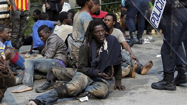 Stovky migrant vnikly na zem panlsk enklvy Ceuta na severu Afriky. (17.2.2017)