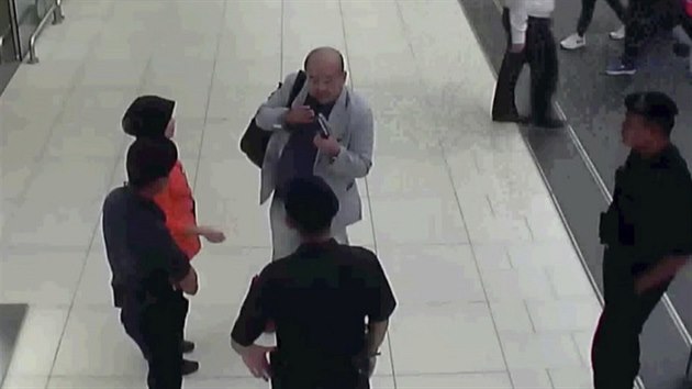 Kim Čong-nam si na letišti v Kuala Lumpuru stěžuje, že byl napaden (13.2.2017)