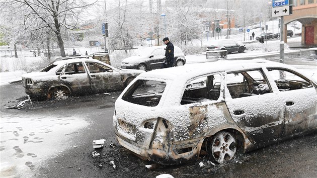 Po pondělních nepokojích zůstalo několik ohořelých vraků aut (21. února 2017)