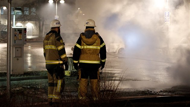 Policie a hasiči museli v pondělí večer zasahovat ve čtvrti Rinkeby (20. února 2017)